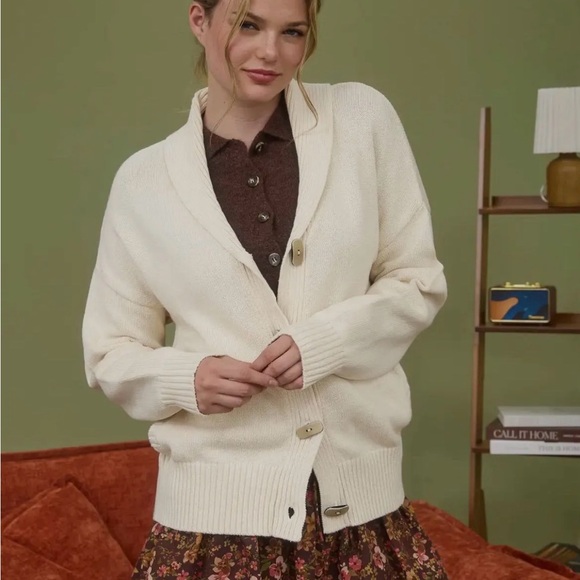 Cozy Cream Sweater with Scenic Design - Picture 2 of 2